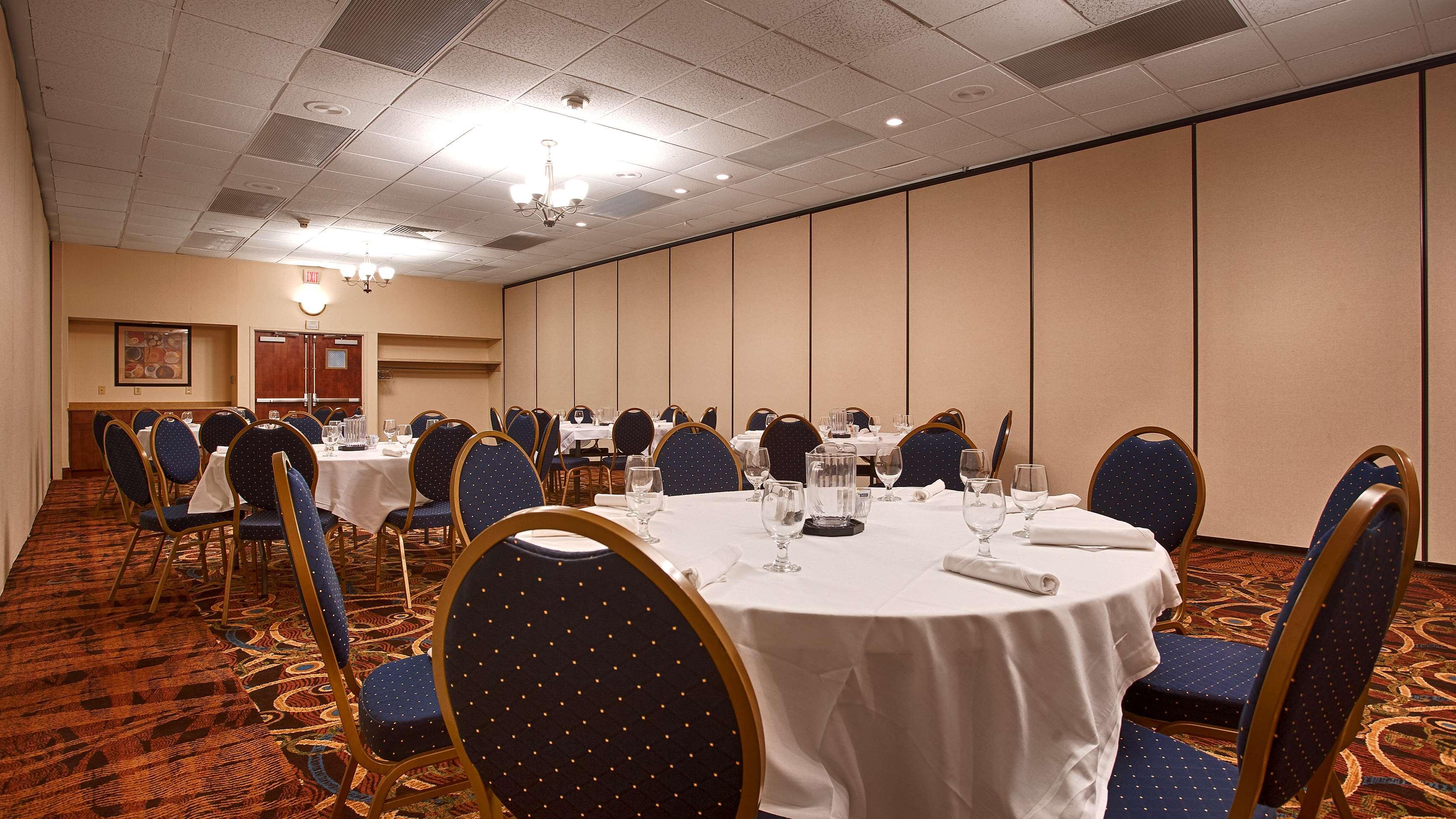 Rock Island Inn & Suites Marshalltown Екстериор снимка
