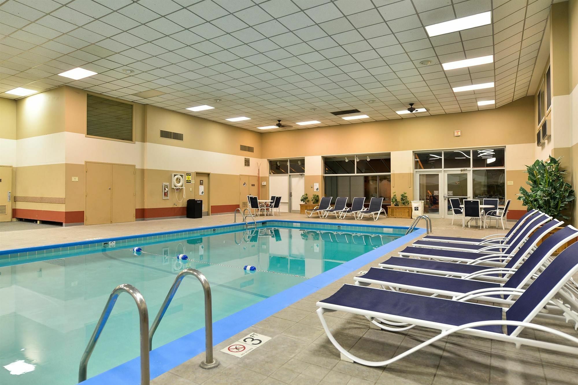 Rock Island Inn & Suites Marshalltown Екстериор снимка